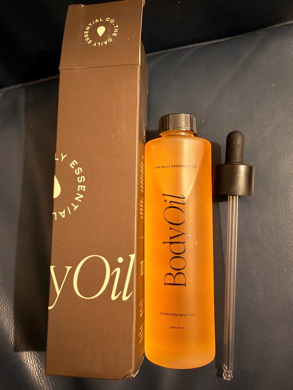 The Daily Essential Co. Hydrating Body Oil BNIB 120 ml/4oz Non-Sticky Coconut